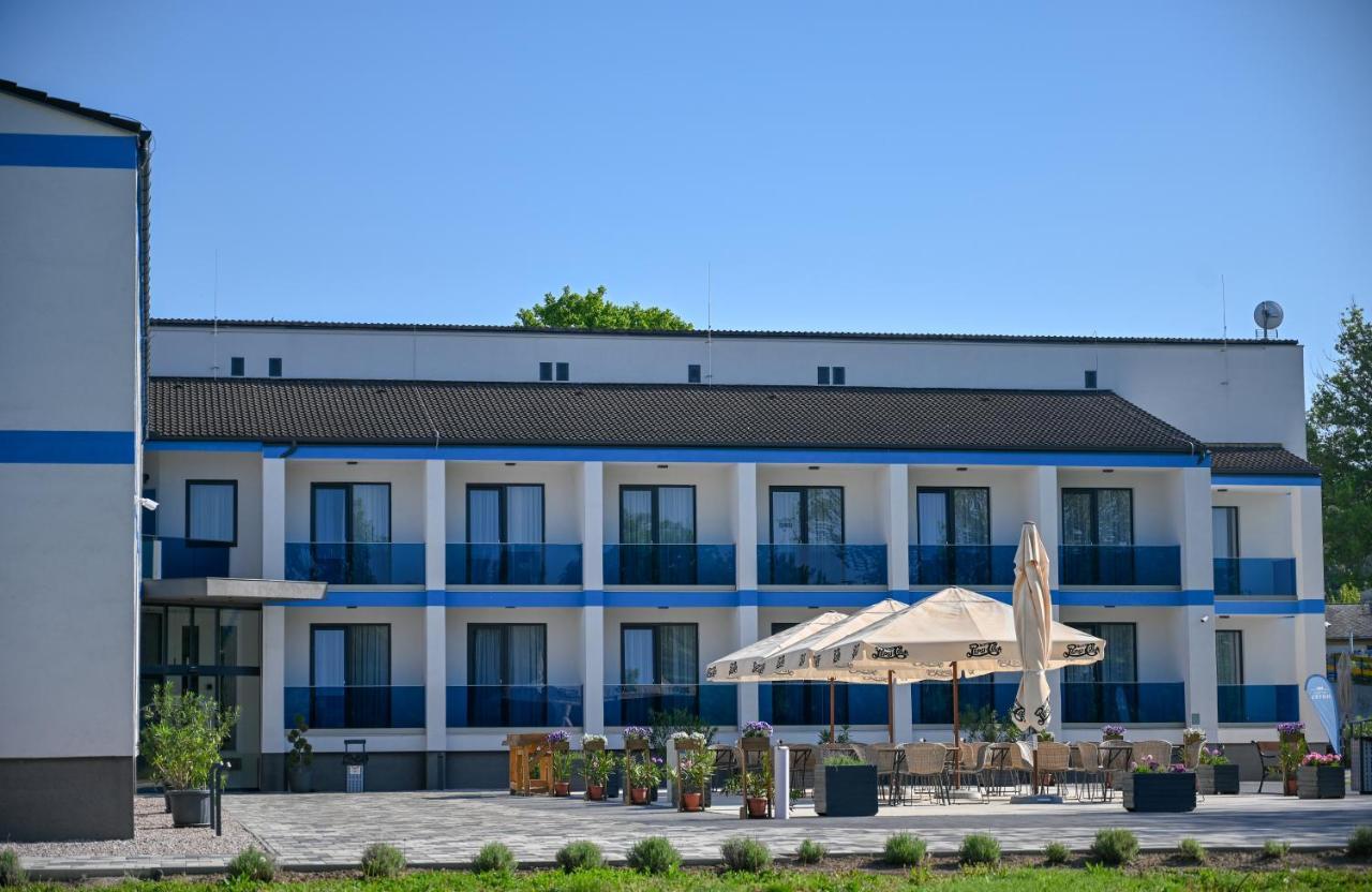 NN Boutique Hotel Tiszaújváros Extérieur photo