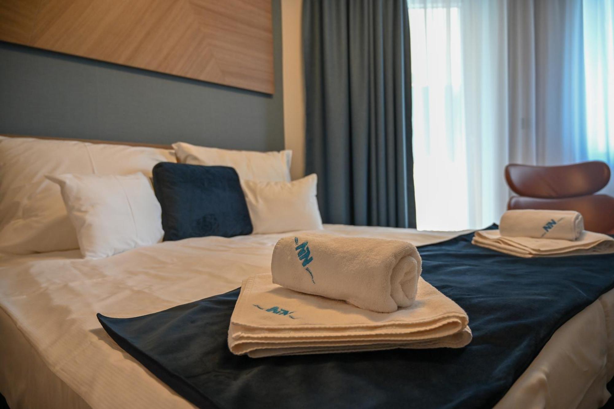NN Boutique Hotel Tiszaújváros Extérieur photo
