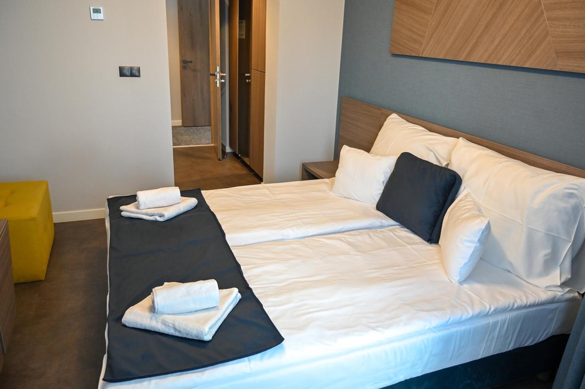 NN Boutique Hotel Tiszaújváros Extérieur photo