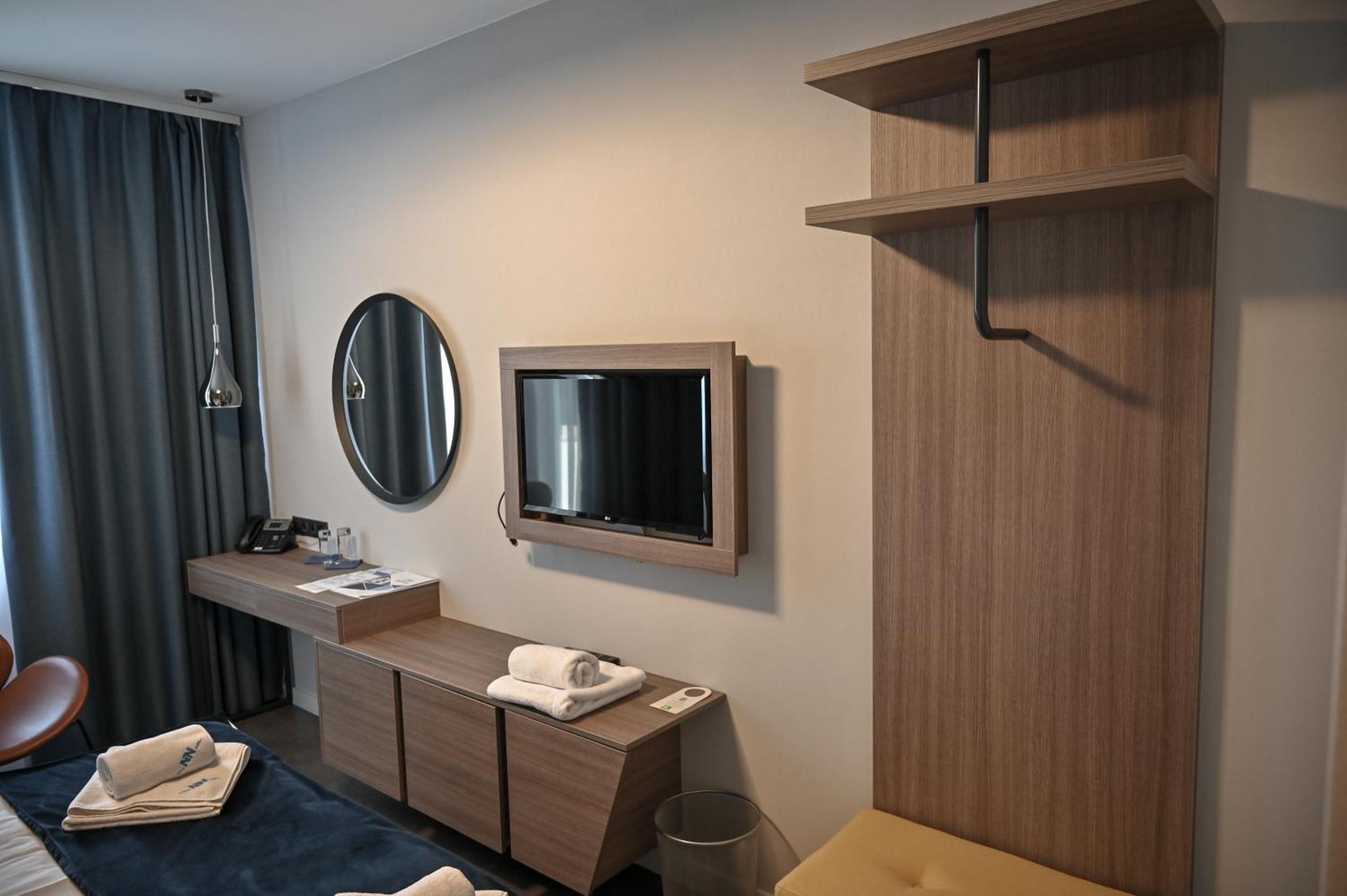 NN Boutique Hotel Tiszaújváros Extérieur photo
