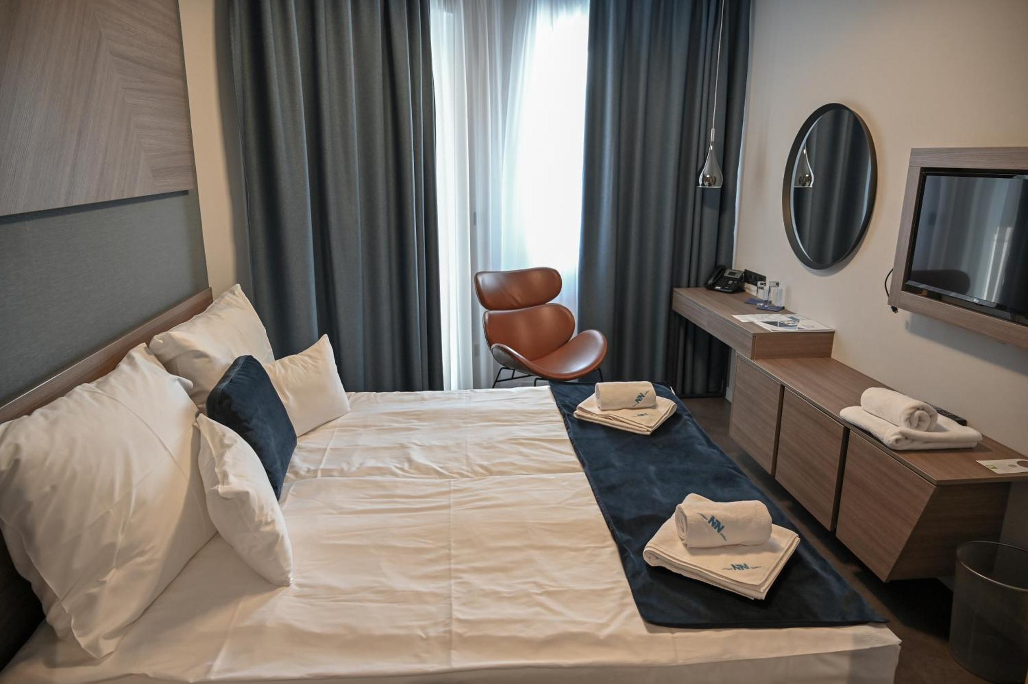 NN Boutique Hotel Tiszaújváros Extérieur photo