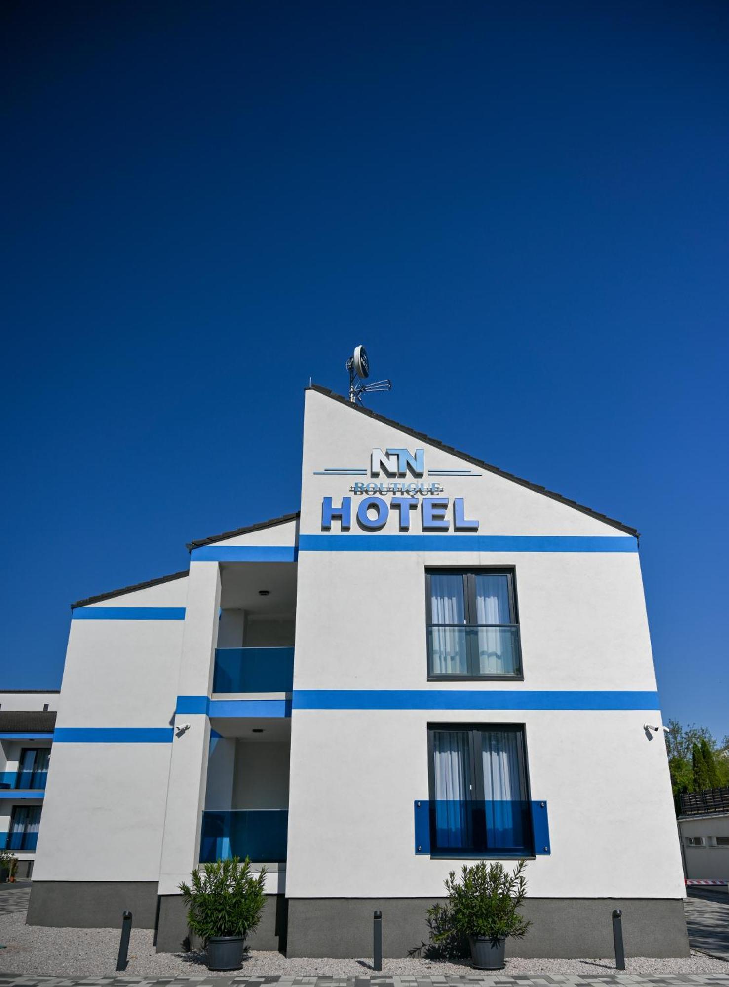 NN Boutique Hotel Tiszaújváros Extérieur photo