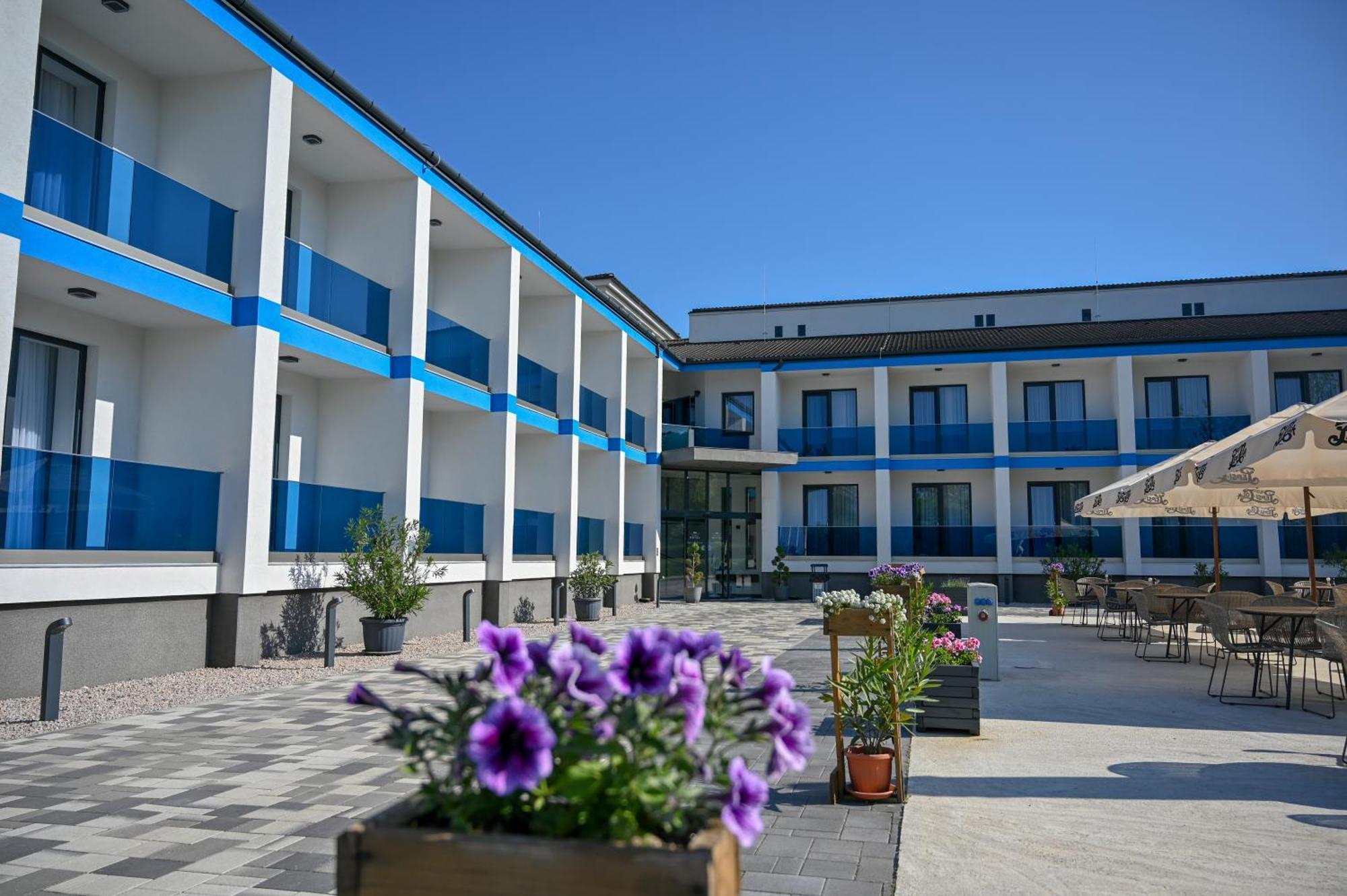 NN Boutique Hotel Tiszaújváros Extérieur photo