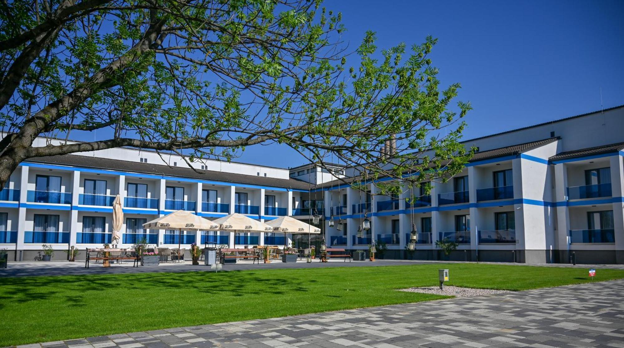 NN Boutique Hotel Tiszaújváros Extérieur photo